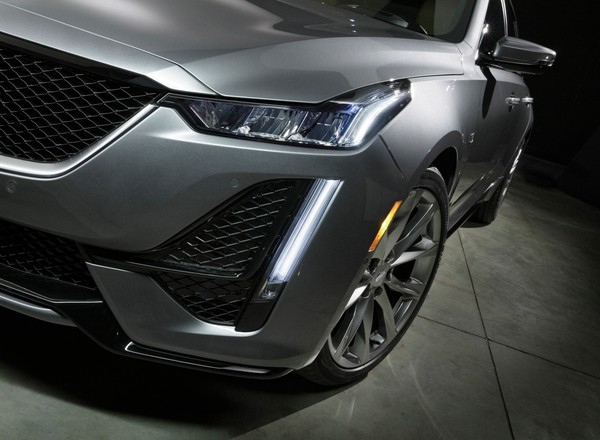 Cadillac CT5 – sedan tak łatwo nie umiera