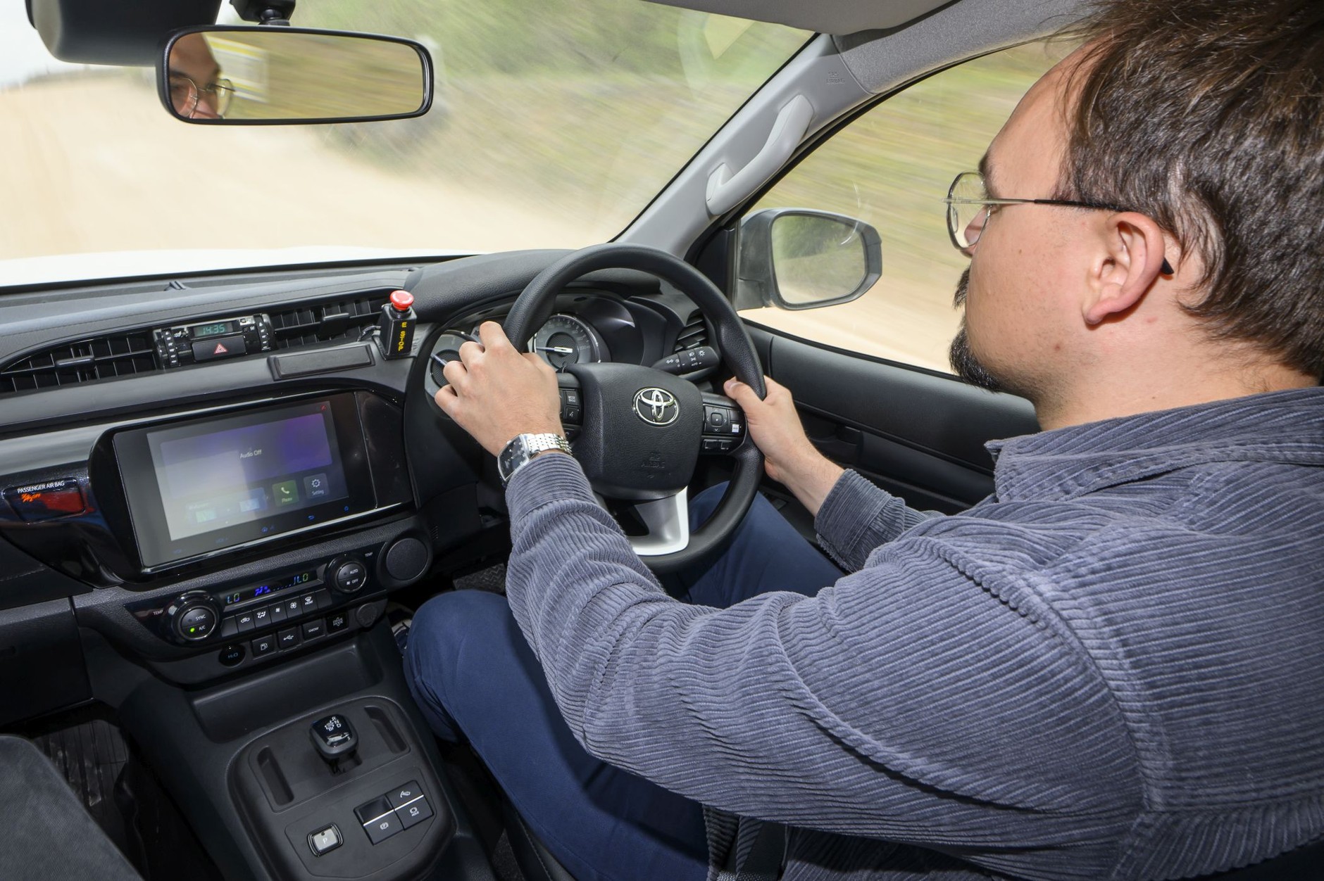 Pierwsza jazda prototypem wodorowej Toyoty Hilux H2 (FCEV)