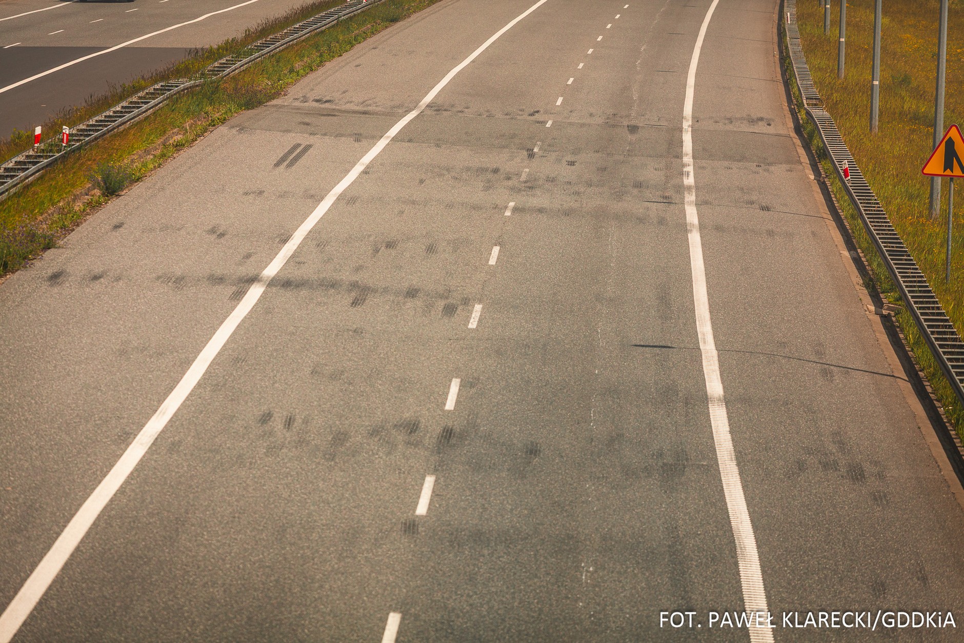 Każdy ślad opony na tym fragmencie autostrady A1 to znak, że kierowcy nie spodziewali się tak dużych nierówności