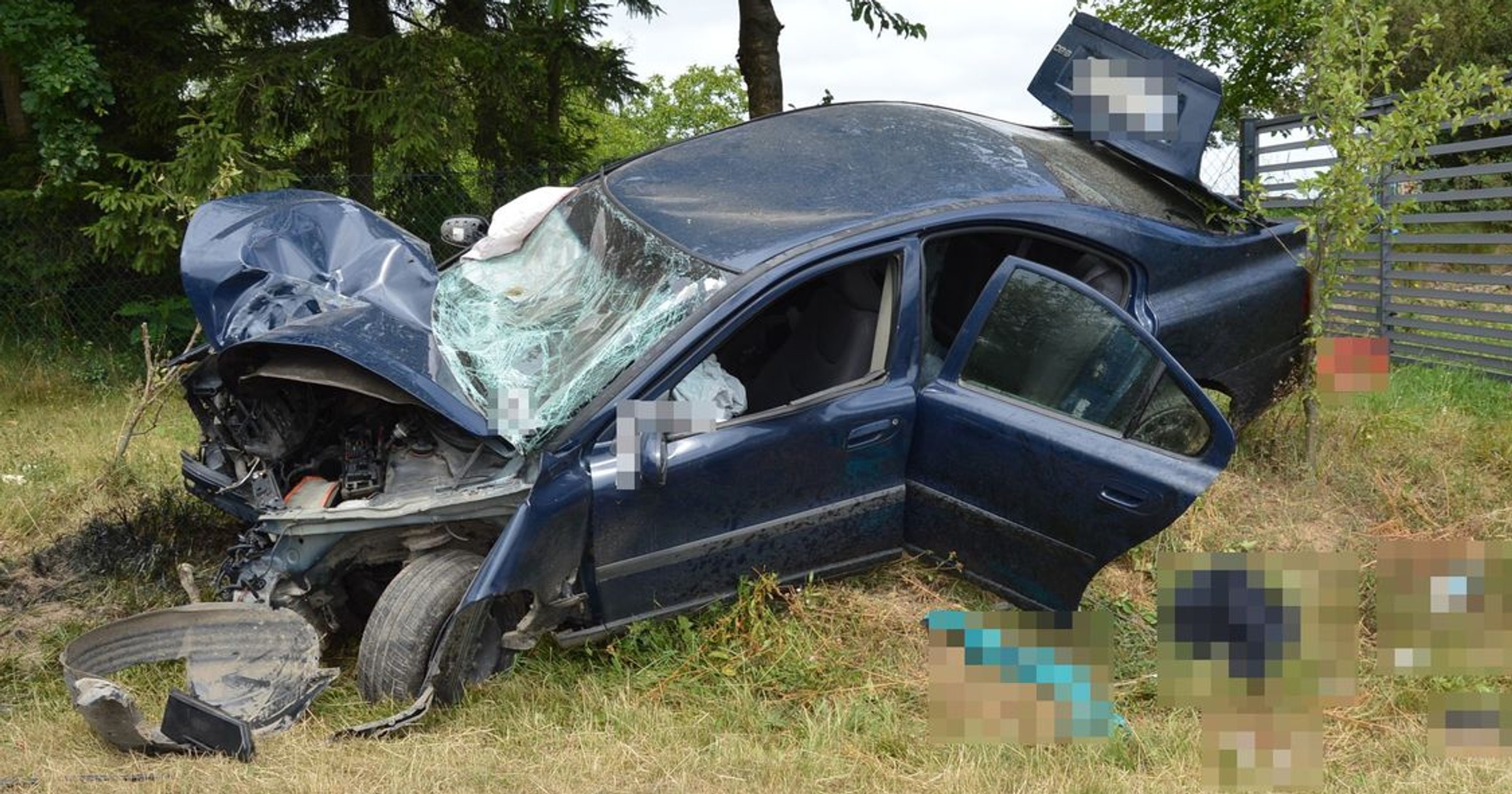 Wypadł na łuku drogi, zjechał na pobocze, wjechał w rów i uderzył w drzewo
