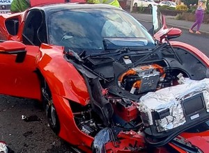 Kierowca Ferrari za blisko 3 mln zł rozbił 5 aut, a potem uciekł przez okno
