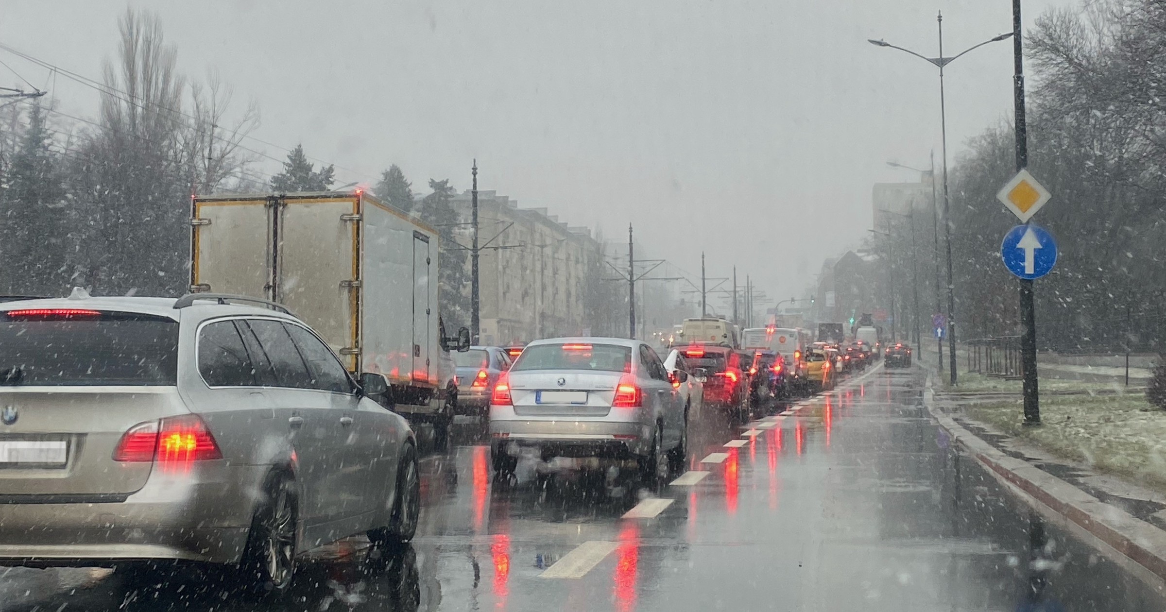 W wielu miejscach Polski kierowcy muszą liczyć się z trudnymi warunkami na drogach
