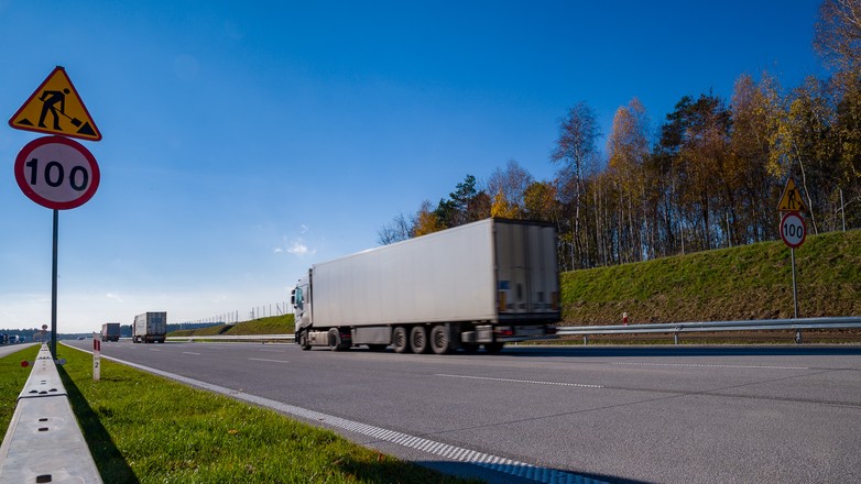 Ciężarówka jadąca po autostradzie