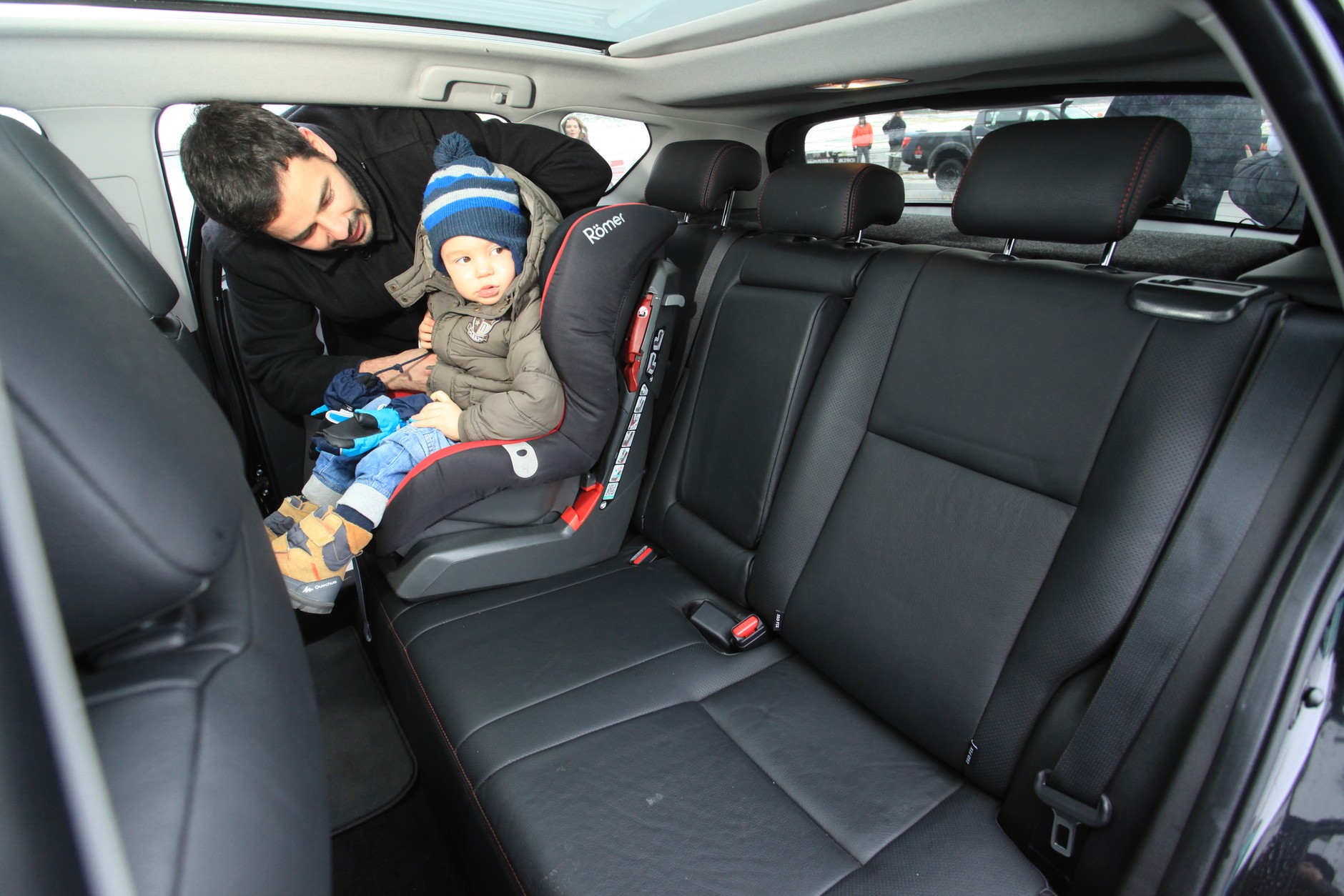 Marcin o Aurisie: trudniejsze niż w vanie zapinanie fotelików, ale plus za duże panoramiczne okno dachowe.