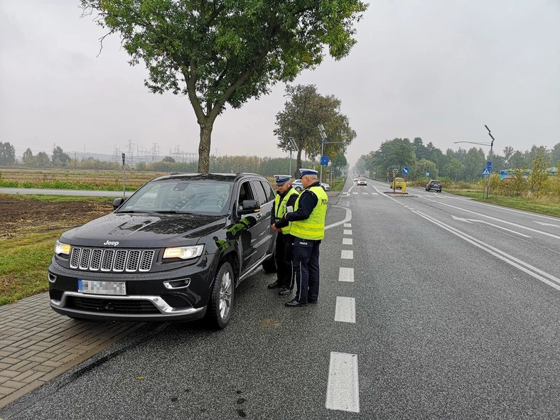 Policjanci co roku ujawniają kilkanaście tysięcy przypadków prowadzenia auta mimo sądowego zakazu. Teraz w takich przypadkach automatycznie orzekany będzie dożywotni zakaz prowadzenia pojazdów, ale na tym wcale konsekwencje się&nbsp;nie kończą.