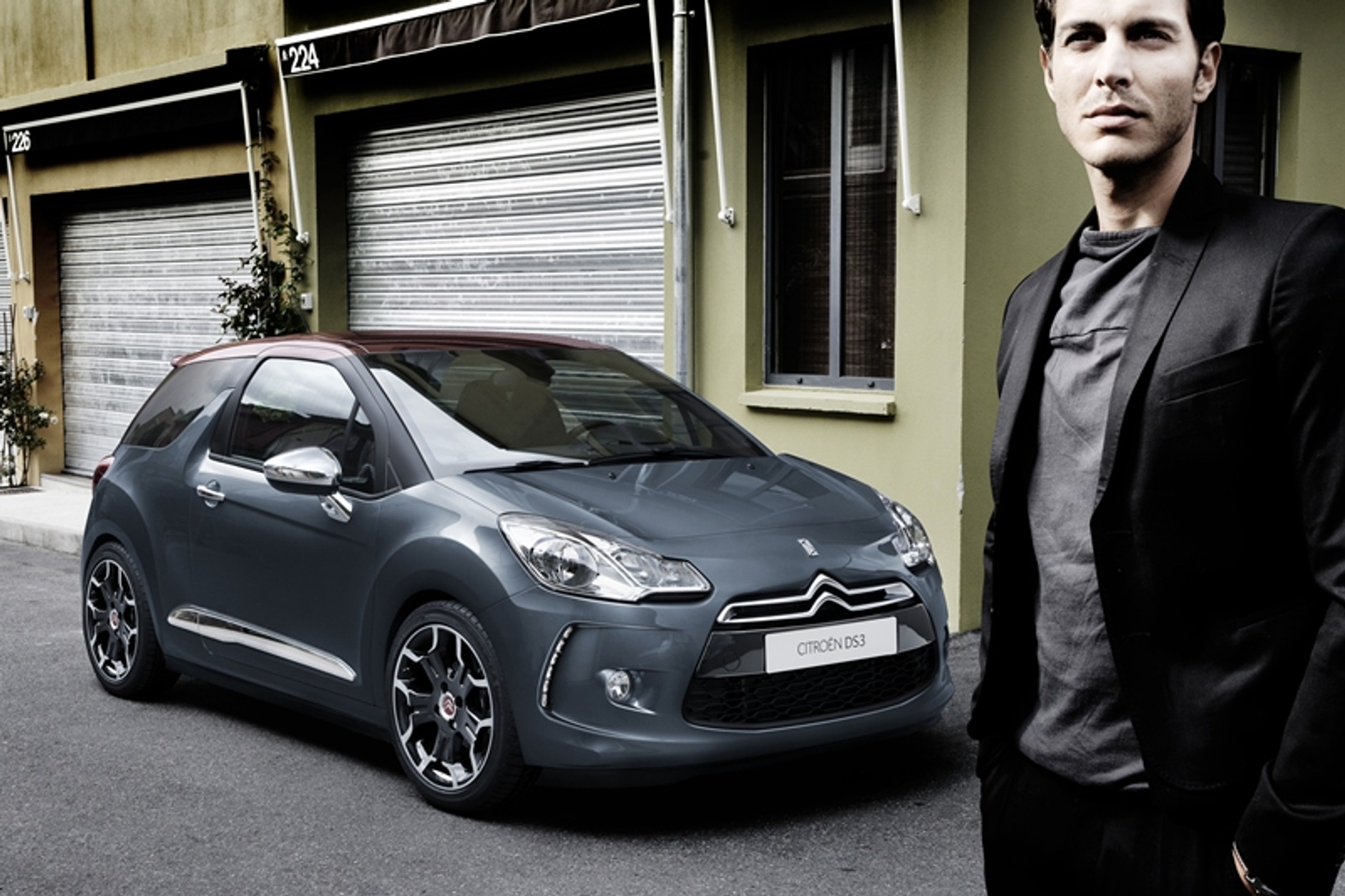 Mężczyzna i Citroen kuszą