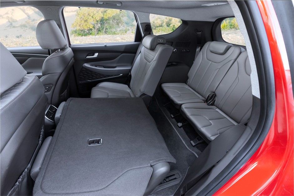 27. Hyundai Santa Fe – cena od 167 900 zł. Trzeci rząd siedzeń seryjny od wersji Executive (181 100 zł)