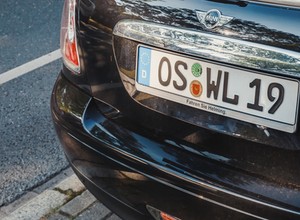 Przez nich Niemcy musieli zmienić tablice rejestracyjne. Dziś używają ich nawet w Afryce