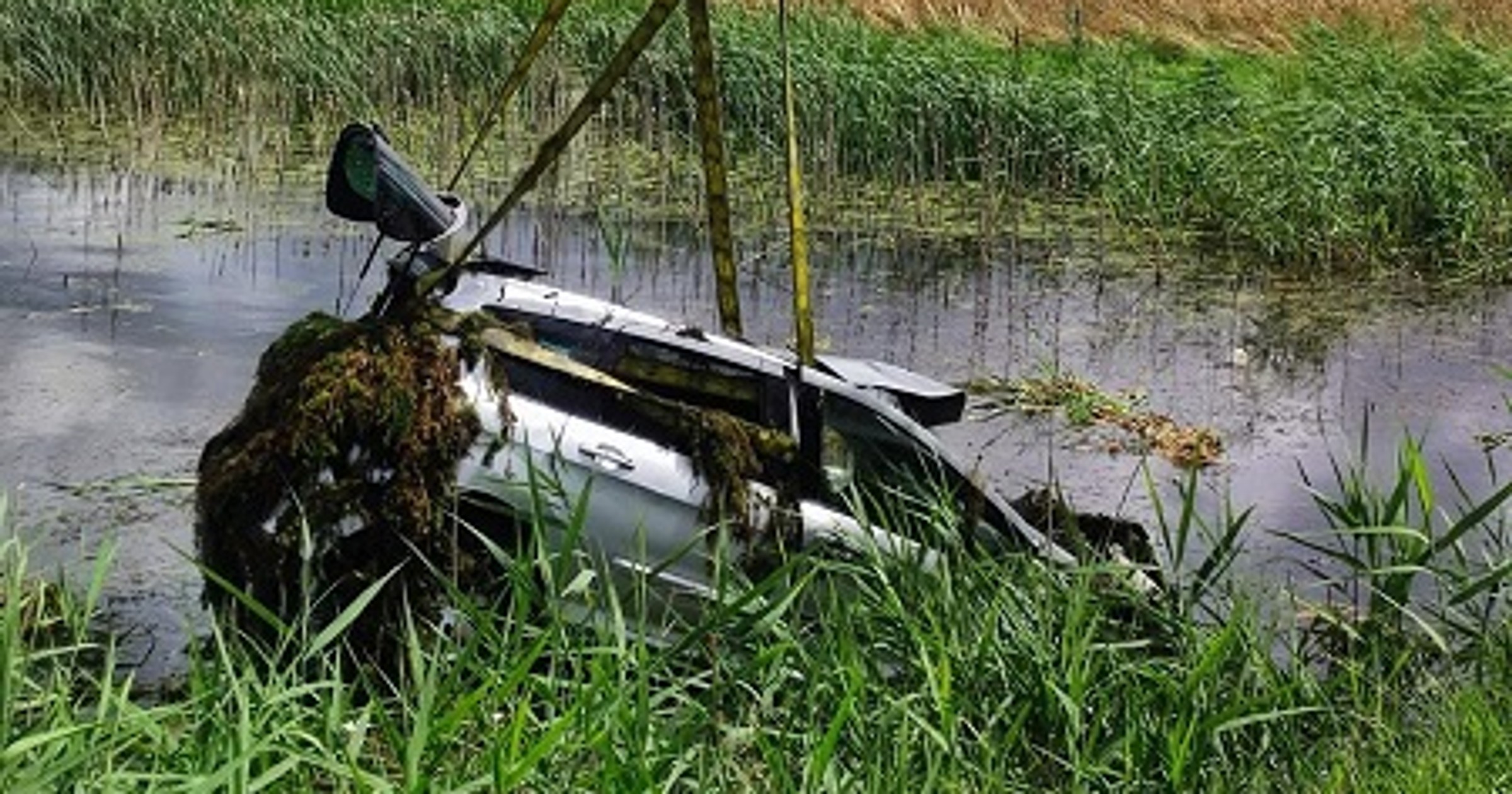 Peugeot "wylądował" w stawie. Kierująca była trzeźwa