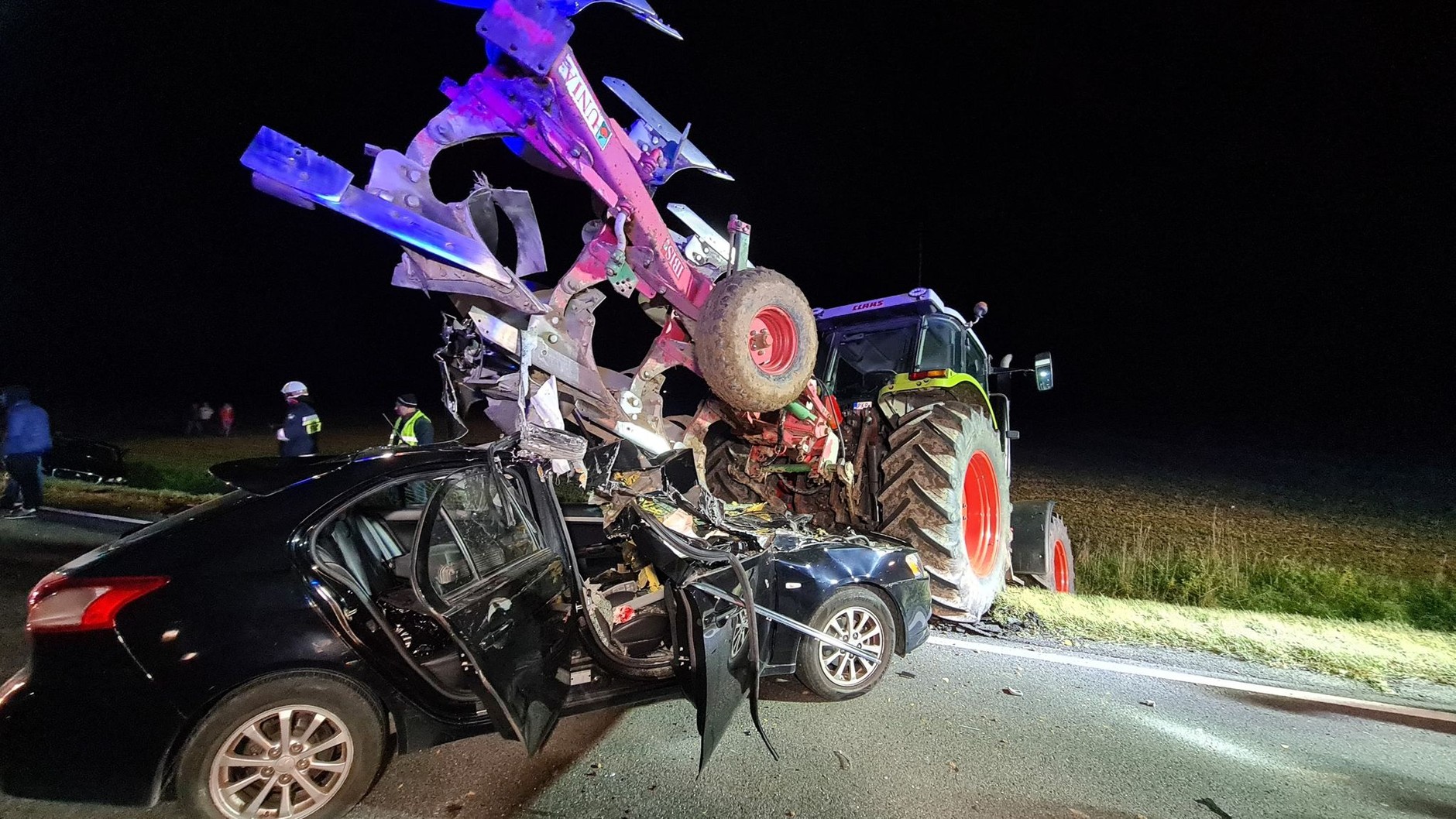 Groźny wypadek na DK15 z udziałem dwóch aut i traktora