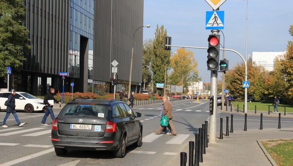 Tajemnice "zielonej strzałki": kierowcy nie do końca wiedzą, co oznacza sygnalizator S-2