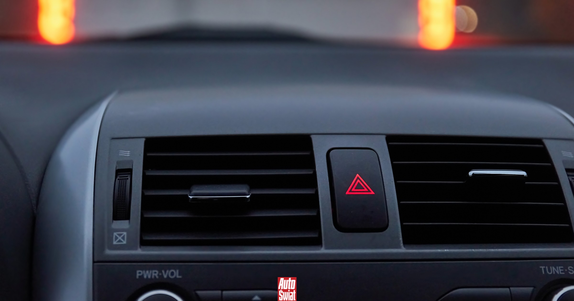 Każdy używa świateł awaryjnych niezgodnie z przepisami. To już nasz element kultury