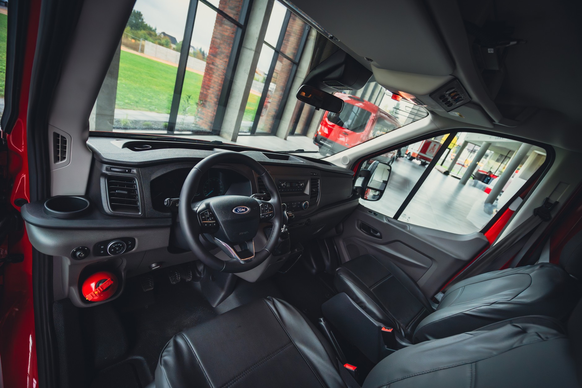 Ford Transit z podwójną kabiną i zabudową kontenerową dla Straży Pożarnej