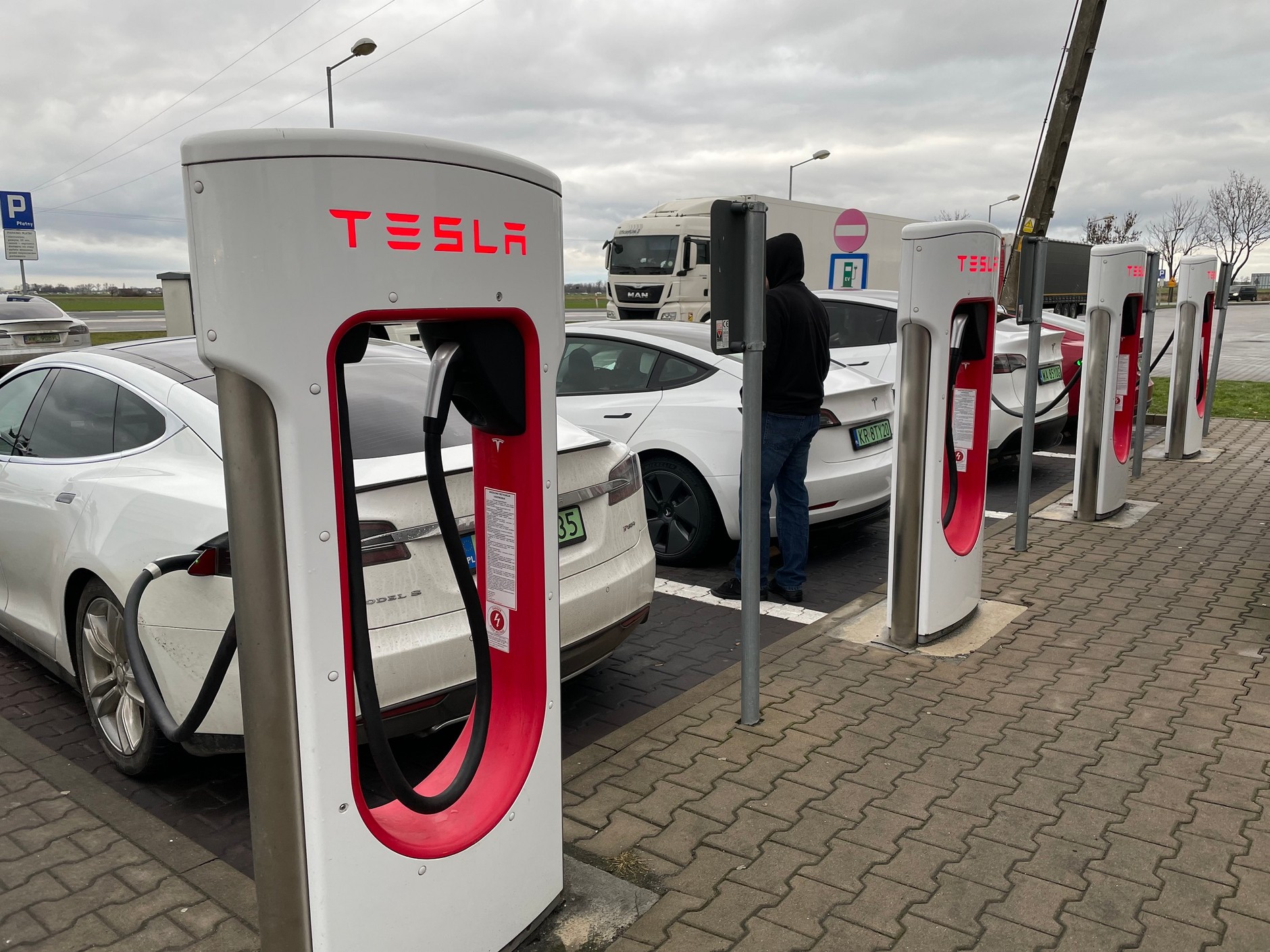 Większość z przebadanych stacji (30 z 50) stanowiły ładowarki Tesli