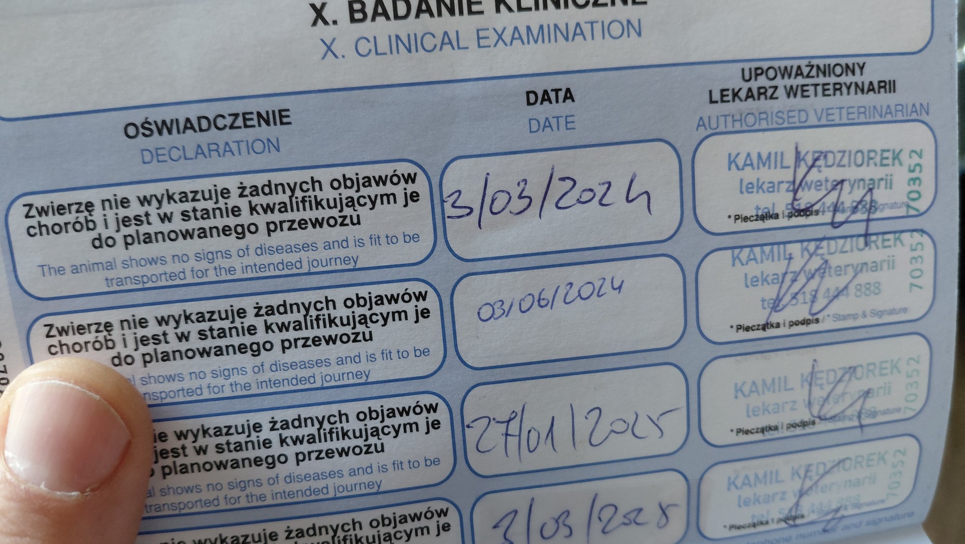 Jeżeli w aucie podróżuje więcej niż 5 psów, to powinny mieć&nbsp;wykonane badania kliniczne, potwierdzone wpisem do paszportu.
