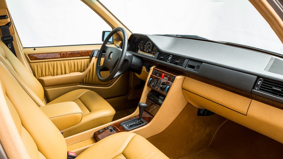Mercedes 300 D z przebiegiem 384 km