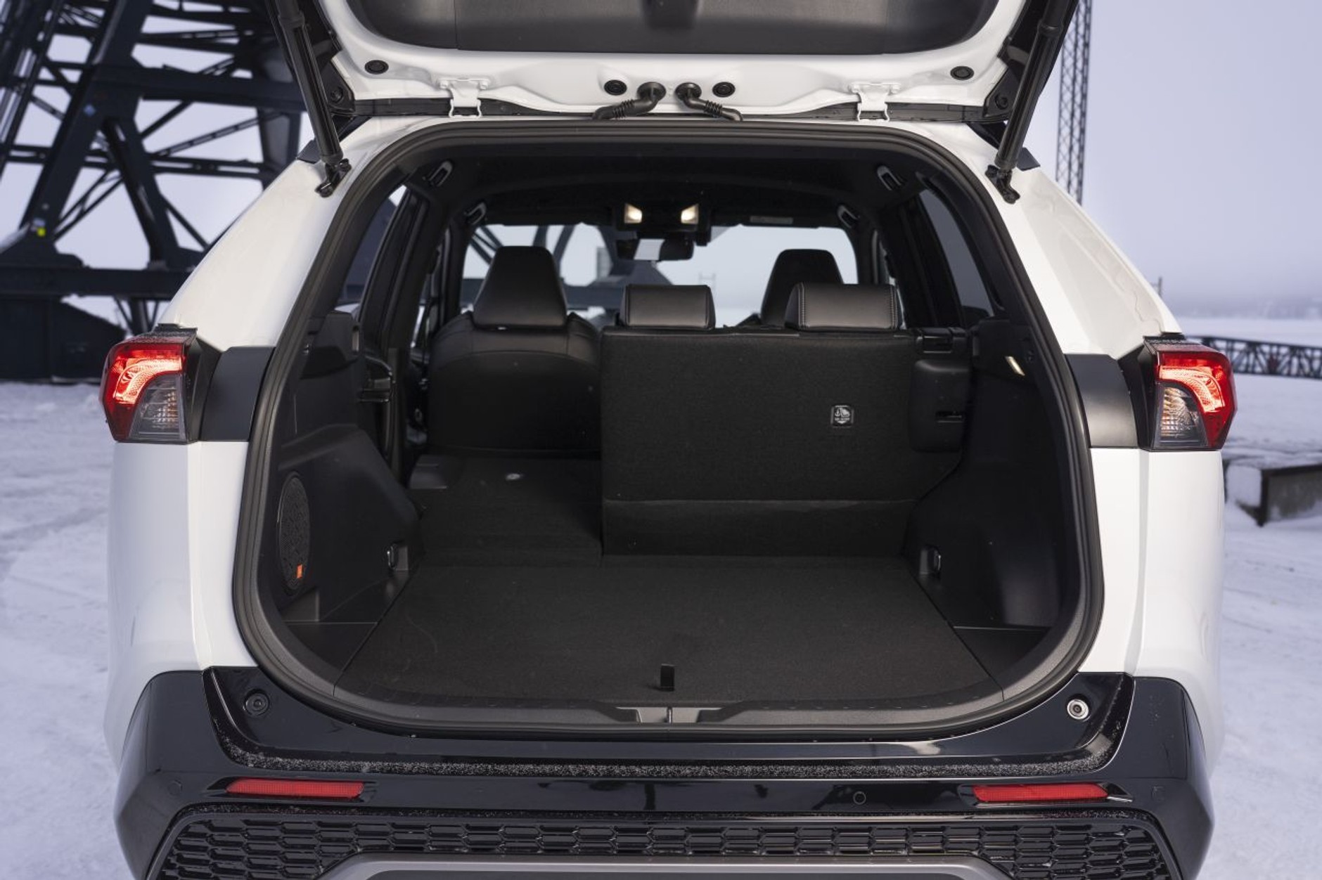 Toyota RAV4 Hybrid GR Sport: kanapa składana 1/3-2/3