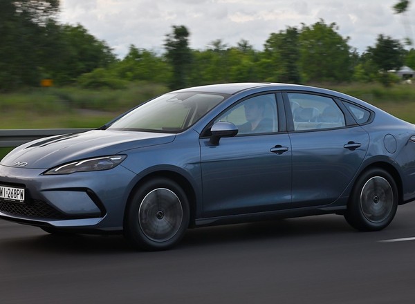 Chińska hybryda z zasięgiem 1050 km i 6-letnią gwarancją. Znam ceny i wyposażenie BYD-a Seal 5 DM-i