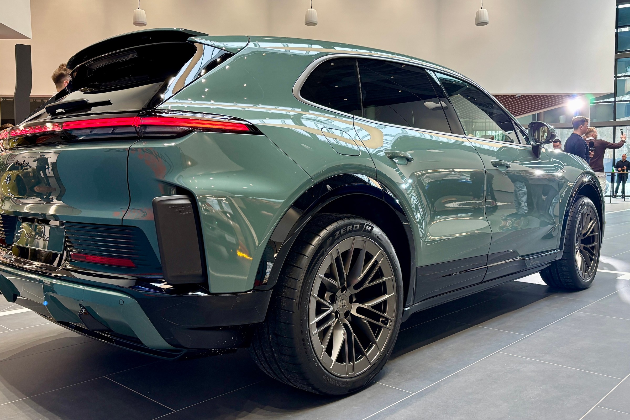 Widziałem nowe Porsche Cayenne Electric Turbo. Ma osiągi superauta, zakrzywiony ekran i płetwy