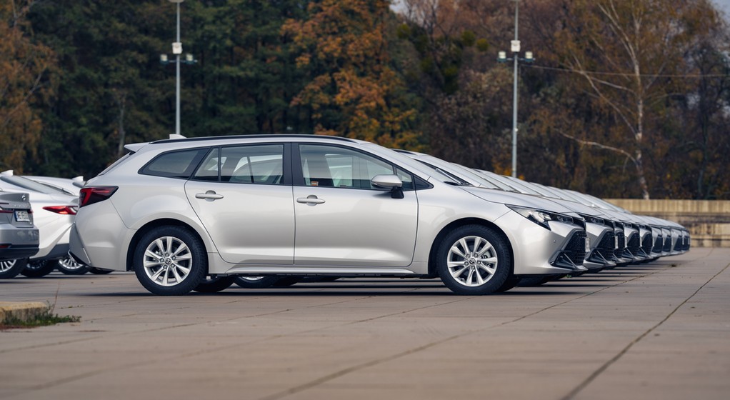 Toyoty Corolle na parkingu