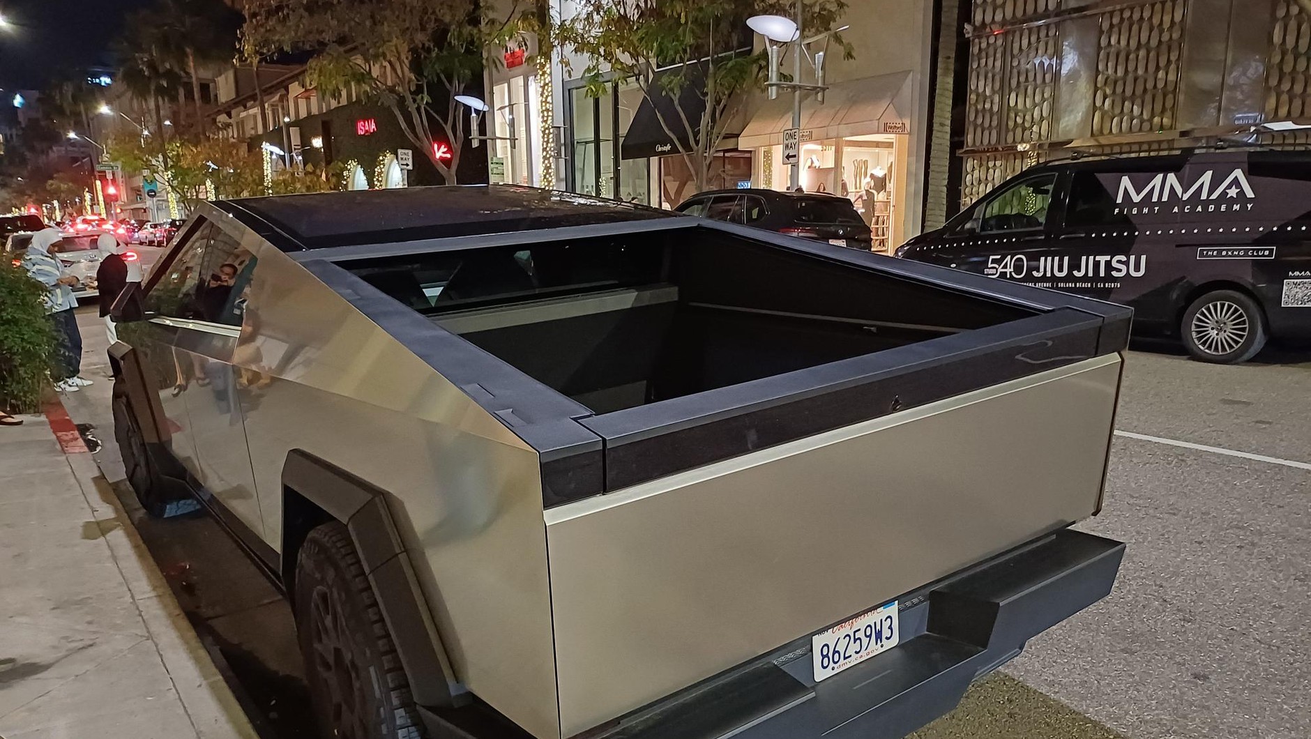 Tesla Cybertruck i inne auta w USA
