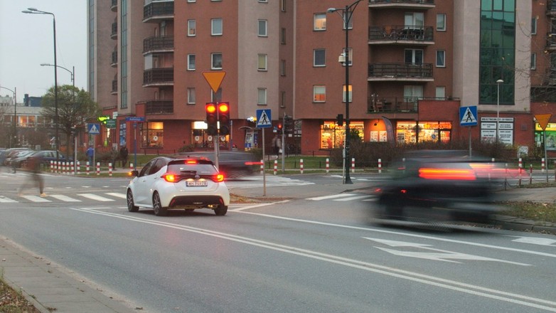 Czerwone światło na skrzyżowaniu w Warszawie
