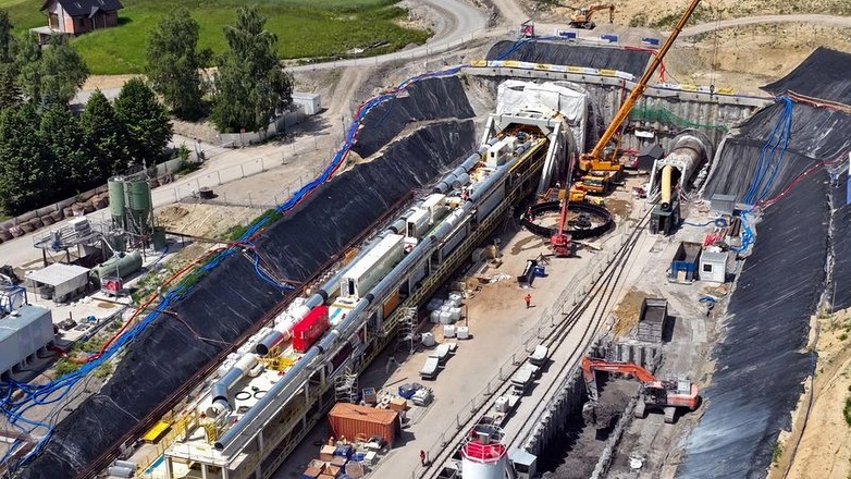 Tarcza TBM „Jadwiga” rozpoczęła budowę tunelu kolejowego pod Pisarzową