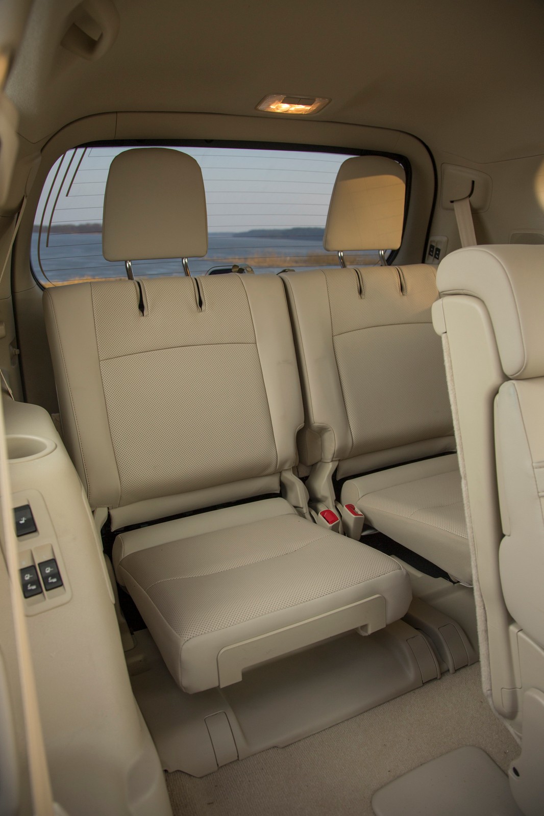 29. Toyota Land Cruiser – cena od 179 000 zł (wersja 5d). Dopłata do konfiguracji 7-miejscowej wynosi 20 000 zł.