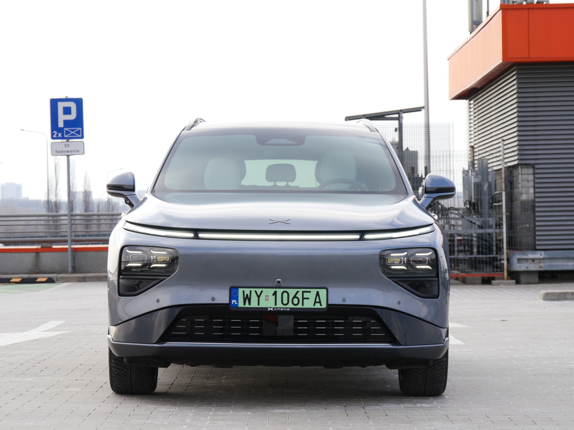 Xpeng G9 RWD Long Range Pro – nie ma w Polsce stacji ładowania, na których dałoby się  przetestować maksymalne możliwości Xpenga G9 w kwestii parametrów ładowania.