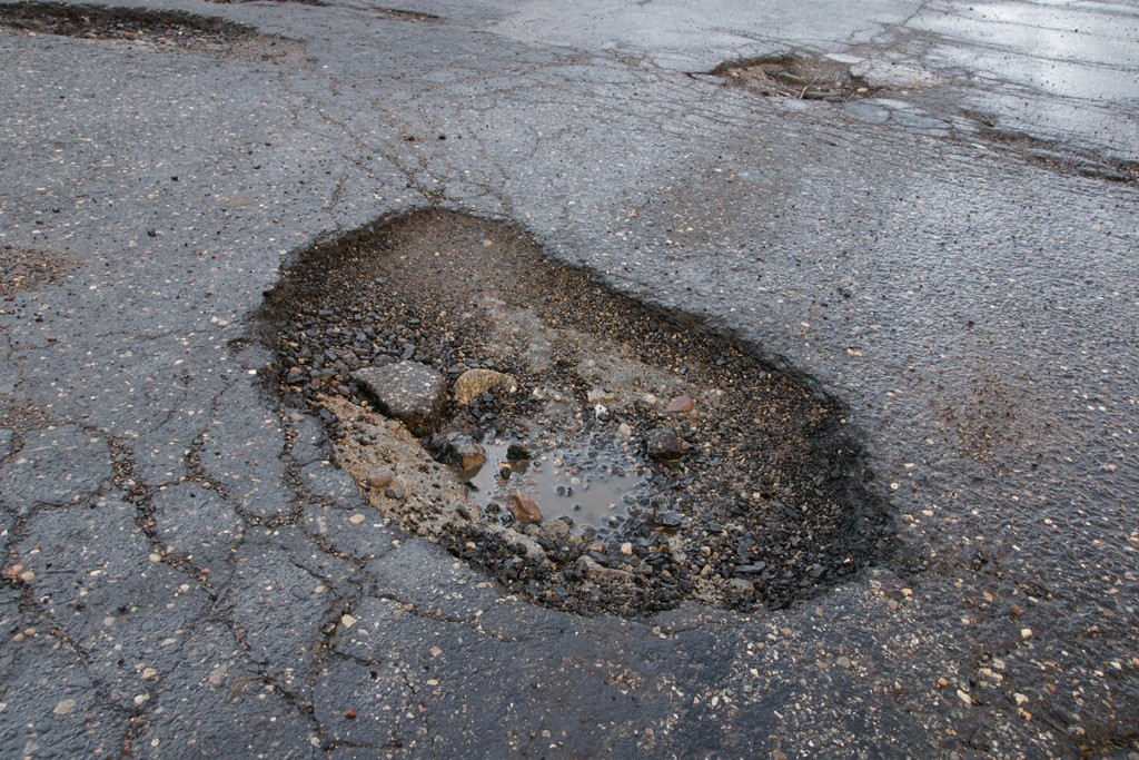 Uwaga na dziury na drodze!