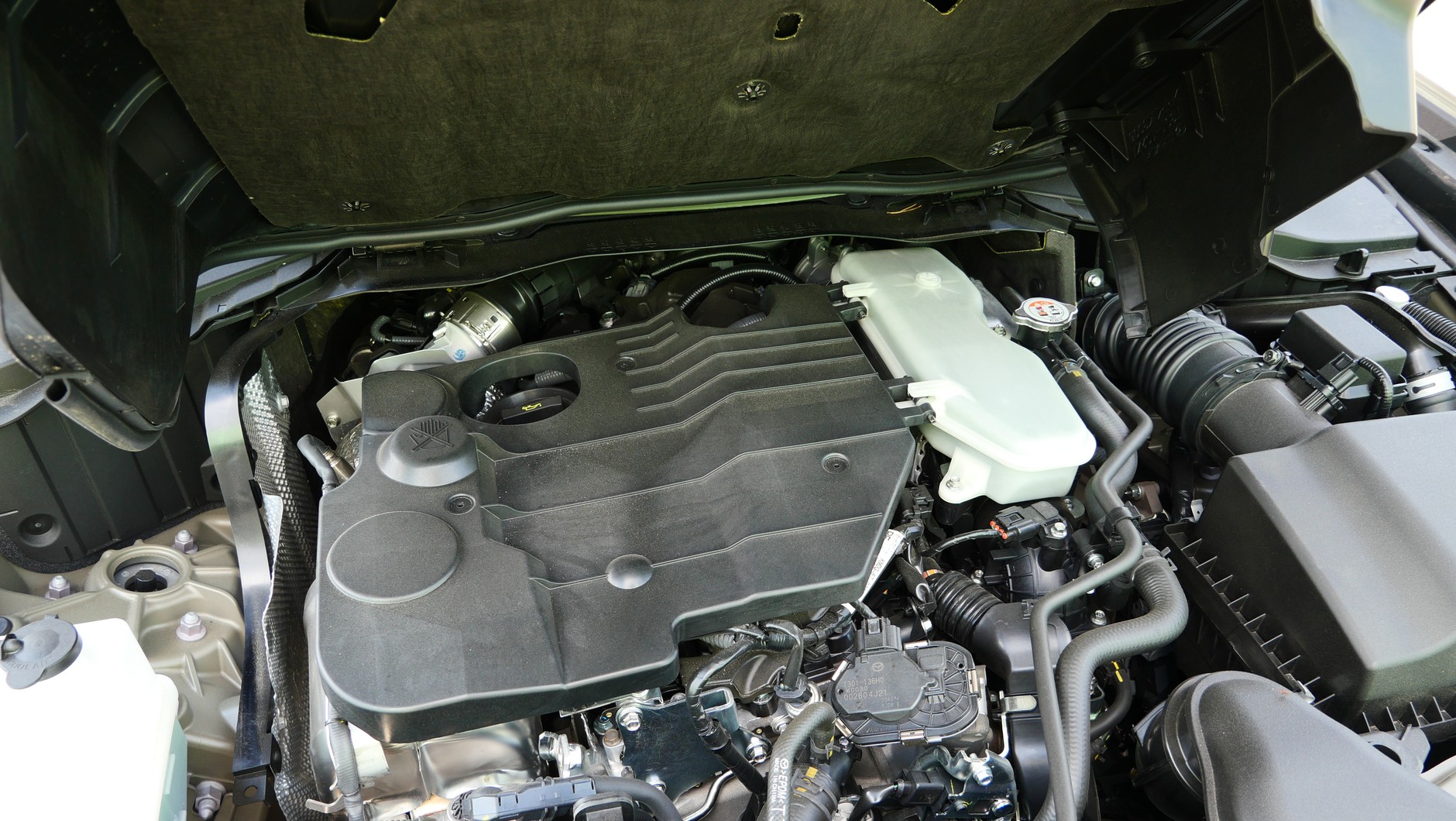 Mazda CX-60 3.3  e-Skyactiv D: taki widok ujawnia się po odsłonięciu plastikowej pokrywy