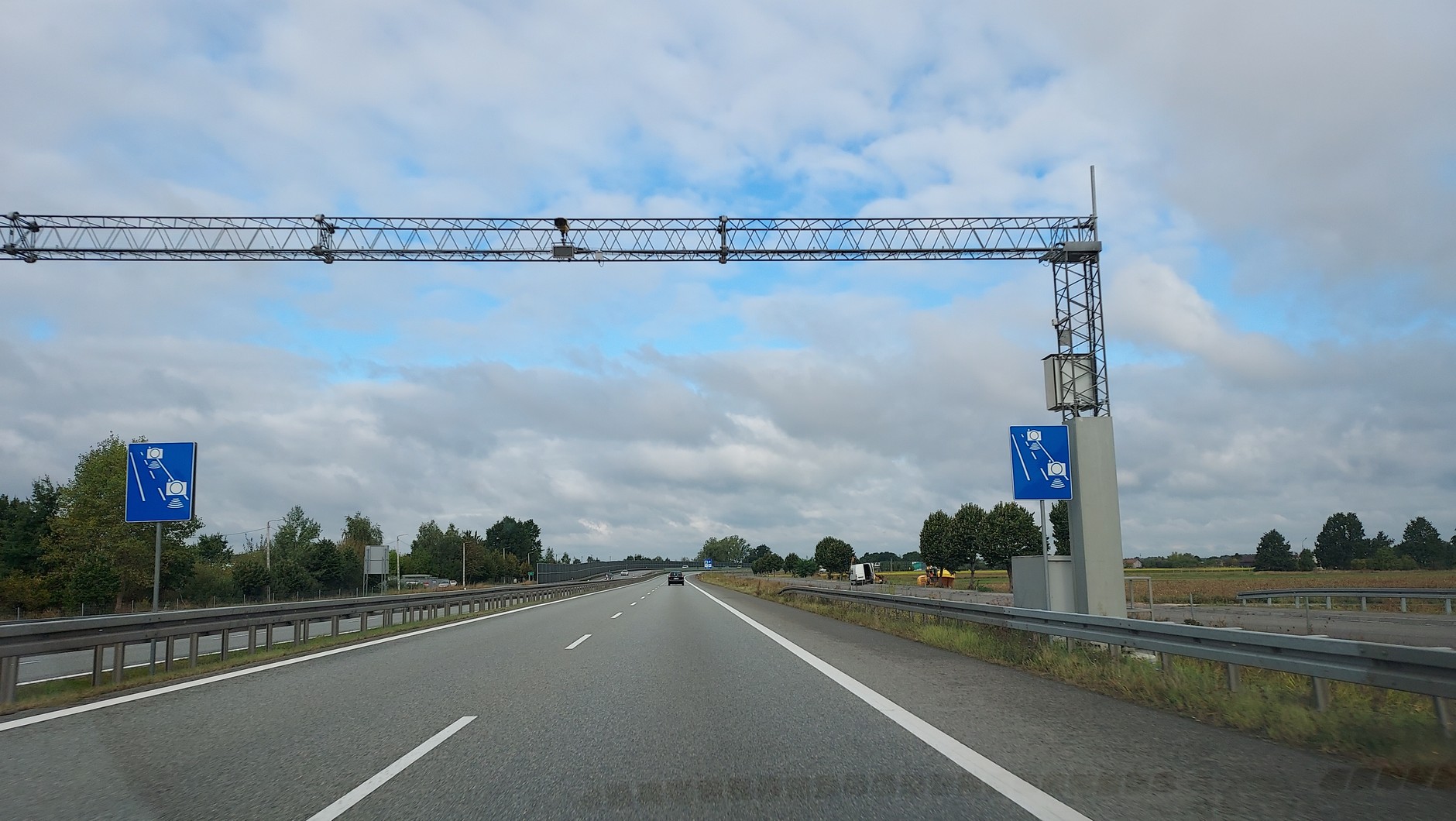 Początek i koniec odcinkowego pomiaru prędkości na drodze S7 pomiędzy Radomiem i Warszawą