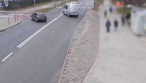 Miał powód, by jechać za szybko. Policjanci zapewnili eskortę [WIDEO]