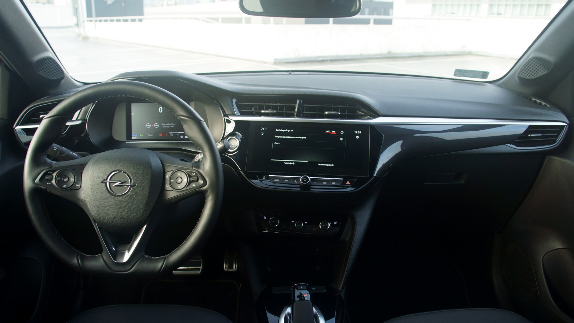 Opel Corsa – elektryk vs. spalinowiec. Który lepszy do miasta?