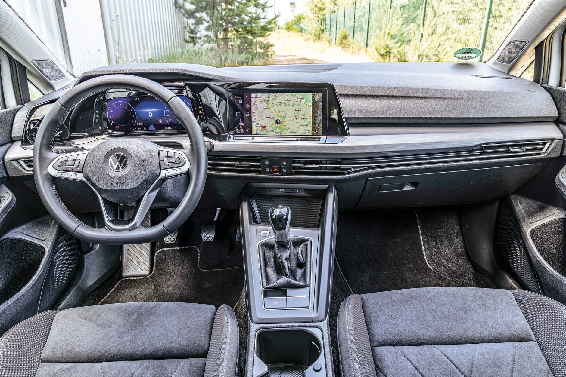 Nie tak dawno kokpit VW Golfa wydawał się futurystyczny, a ekrany ogromne, no i proszę: teraz wszystko wygląda tutaj na mniejsze niż u rywali. Trochę za szeroki tunel centralny, bardzo nieroztropna ergonomicznie dotykowa obsługa prawie wszystkiego, co jest na pokładzie.