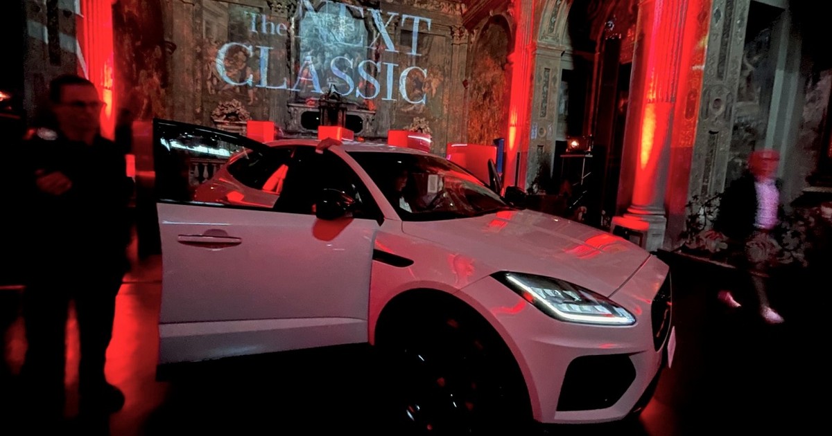 Jaguar Baracuta E-Pace P300e w kościele w Mediolanie