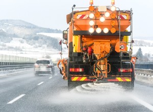 Wypadek piaskarki na autostradzie A4. Na nagraniu widać poślizg i uderzenie