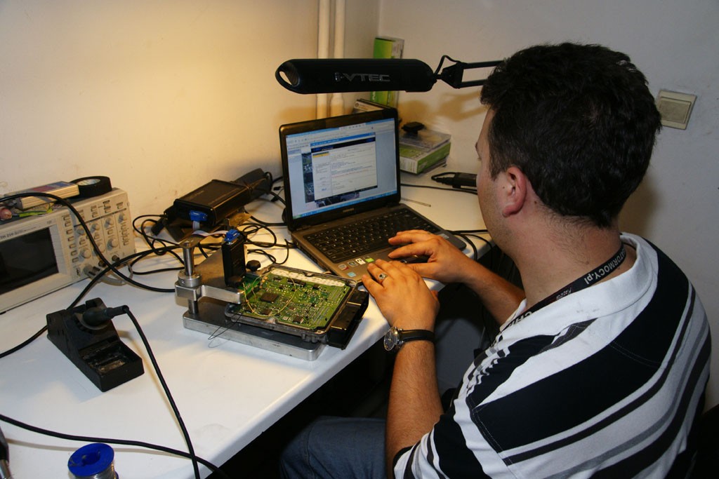 Jak dobrać się do zabezpieczonego sterownika silnika?