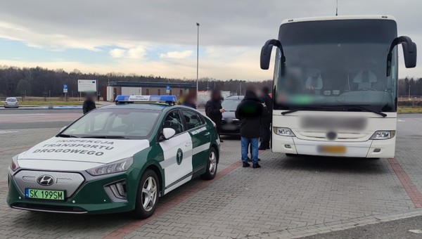 Inspektorzy zatrzymali autokar jadący z Rosji. Trzej kierowcy mieli coś na sumieniu
