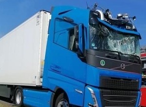 Skoczył z wiaduktu do kabiny rozpędzonej ciężarówki. Zginął na miejscu