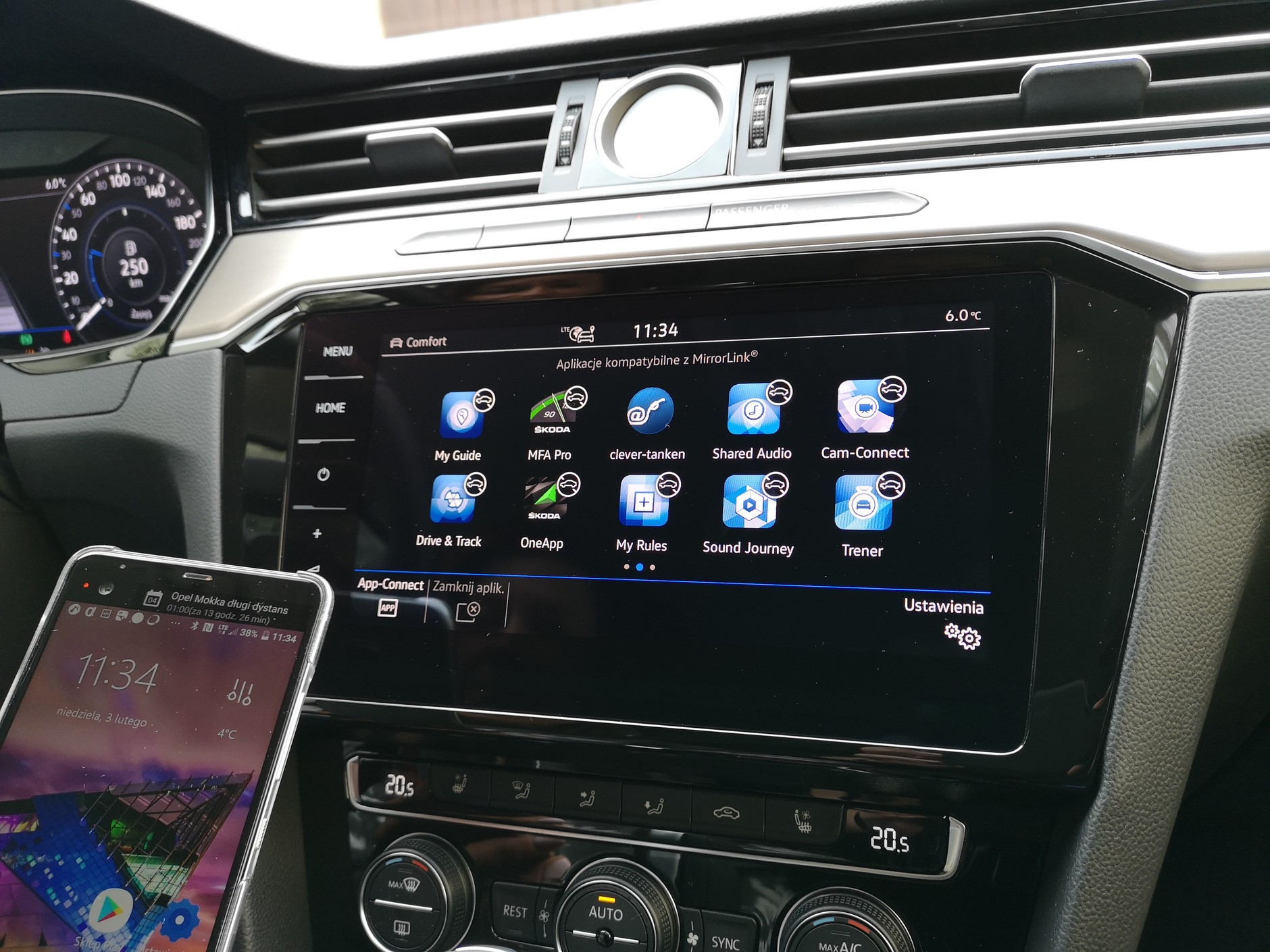 Volkswagen Passat z Car-Net i App Connect