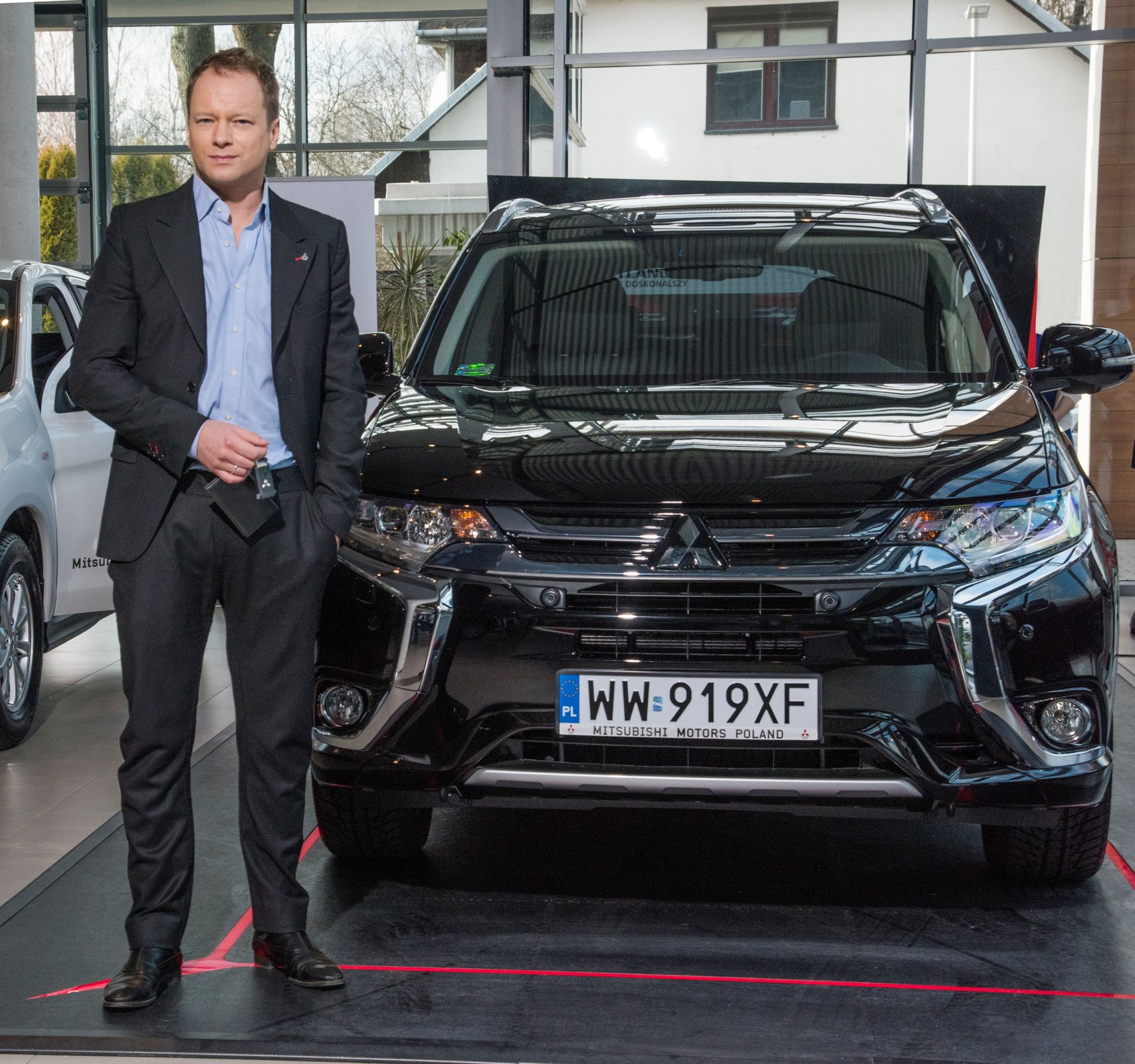 Maciej Stuhr i Mitsubishi Outlander PHEV