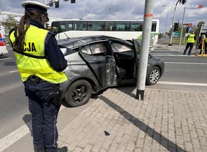 Ambulans jadący na sygnale uderzył w bok Opla. Wypadek w Katowicach