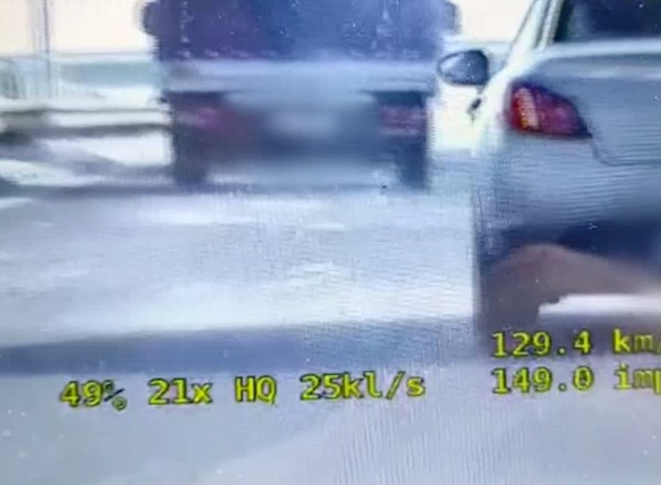 Lód z ciężarówki spadał na drogę. Nagrał to policyjny wideorejestrator