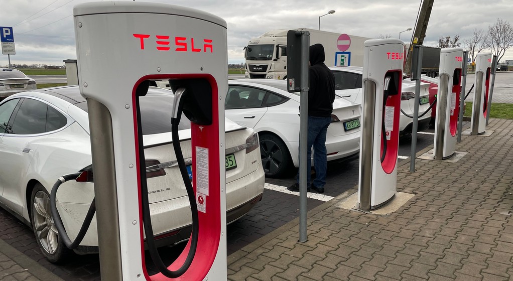 Ładujące się Tesle na Superchargerze