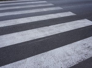 Uwaga na przejścia sugerowane. Są pasy, ale to nie są przejścia dla pieszych