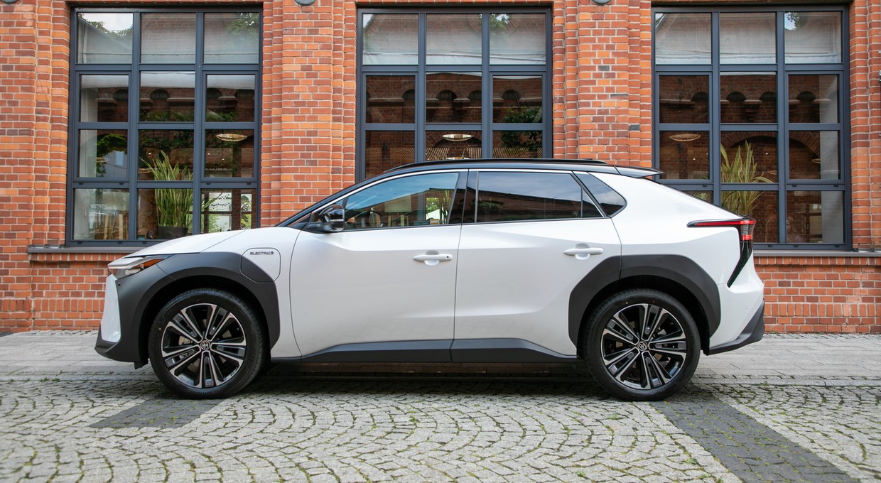 Toyota obcięła ceny SUV-a bZ4X o 30 tys. zł. Da się jeszcze odjąć 40 tys. zł, ale to trudne