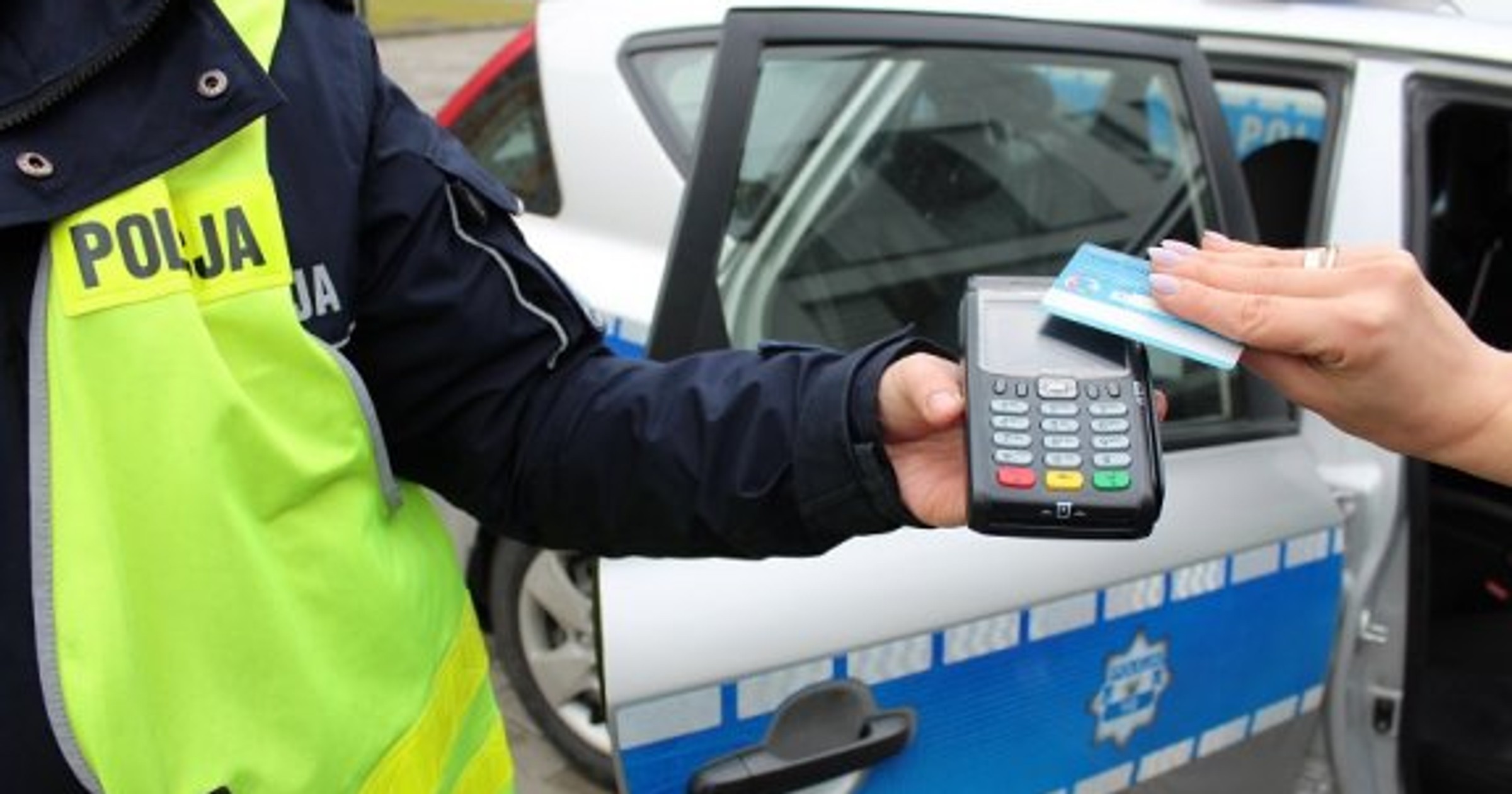 Obraz pochodzący z serwisu https://jawor.policja.gov.pl/dja/aktualnosci/bieza/118251,Przypominamy-ze-mandat-karny-mozna-oplacic-bezposrednio-u-policjantow-ruchu-drog.html