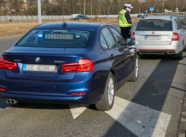 Tak się traci prawo jazdy za punkty. Wyjaśniamy, co się dzieje, gdy nie przyjmiesz mandatu