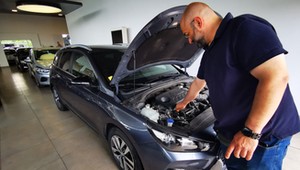 Powypadkowe z ASO czy bezwypadkowe od handlarza? Tak kupowaliśmy rodzinne kombi z automatem